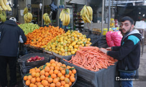 بائع فواكه وخضرة في سوق مدينة إدلب- 7 من نيسان (عنب بلدي)