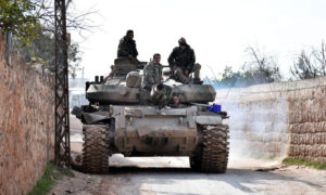 عناصر من قوات النظام على ظهر دبابة خلال تجولهم في ريف إدلب الجنوبي - 2 شباط 2020 (سانا)
