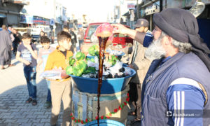 رجل مسن يبيع المشروبات الرمضانية (سوس، تمر هندي) في مدينة اعزاز بريف حلب- 30 من نيسان (عنب بلدي)