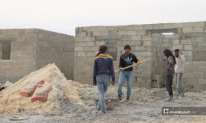 منظمة الإغاثة التركية (IHH) تبني وحدات سكنية في مخيم المقاومة شمالي مدينة اعزاز بريف حلب، للنازحين من ريفي إدلب وحلب- 7 من نيسان (عنب بلدي)