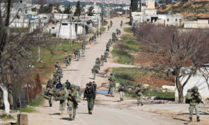 جنود أتراك يتجمعون في قرية قميناس، على بعد حوالي 6 كيلومترات جنوب شرق مدينة إدلب- 10 من شباط 2020 (عمر حاج قدور AFP)
