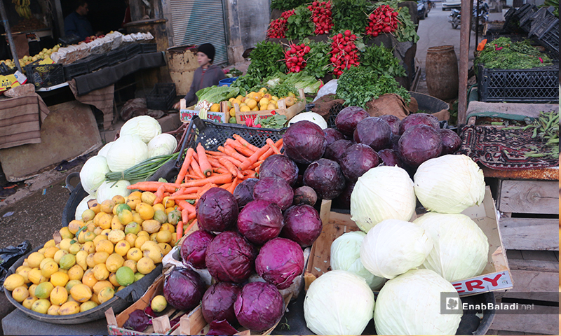 محل خضرة في سوق مدينة إدلب- 7 من نيسان (عنب بلدي)