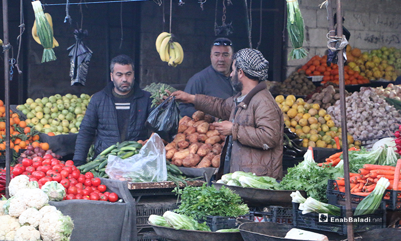 بائع خضرة وفواكه في سوق مدينة إدلب- 7 من نيسان (عنب بلدي)