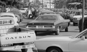 السيارات تنتظر في طوابير طويلة بعد إيقاف تصدير النفط للولايات المتحدة 1973 (مكتبة الكونغرس)