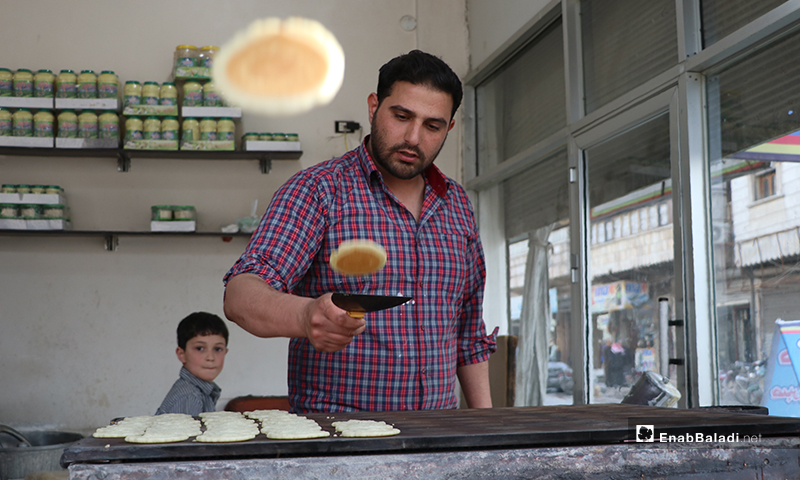 بائع حلويات يصنع القطايف قبل أذان المغرب والإفطار في مدينة الباب بريف حلب- (عنب بلدي)