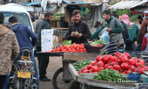 بائع خضرة في سوق مدينة إدلب- 7 من نيسان 2020 (عنب بلدي)