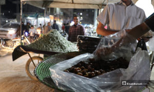 بائع تمر ومواد غذائية في مدينة الباب بريف حلب ليلة رمضان- 23 من نيسان (عنب بلدي)
