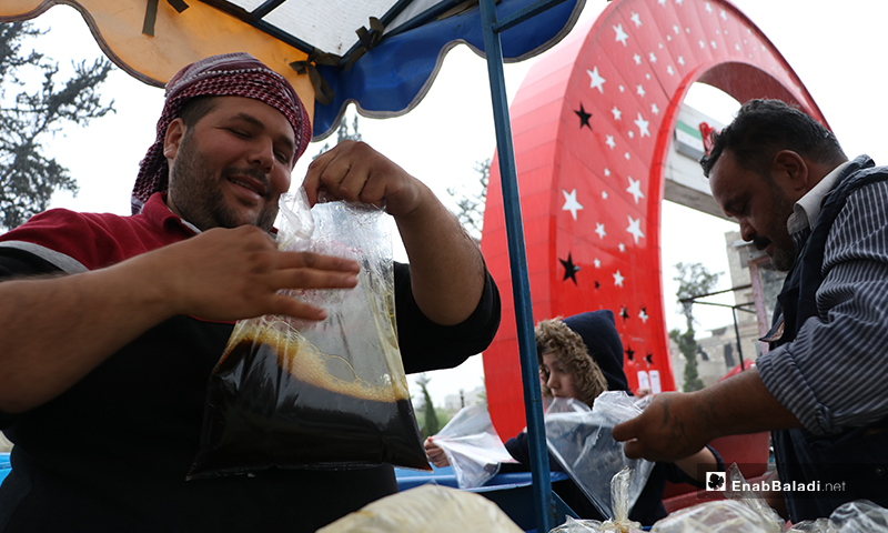 بائع يجهز عصير عرق السوس في مدينة الباب بريف حلب في يوم رمضاني ماطر- 24 من نيسان (عنب بلدي)