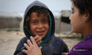 طفل وفتاة بمخيم حلب لبيه- 24 من نيسان (عنب بلدي)
