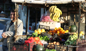 بائع يقف إلى جانب عربته الخاصة بالخضرة وفواكه في مدينة اعزاز بريف حلب خلال رمضان- 30 من نيسان (عنب بلدي)