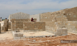 بناء وحدات سكنية إسمنتية عوضًا عن الخيام للنازحين في مخيمات ريف حلب الشمالي حلب- 15 من نيسان (عنب بلدي)