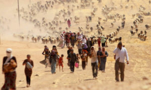 مجموعة من الأقلية الأزيدية تهرب باتجاه الحدود السورية مع دخول تنظيم الدولة الإسلامية إلى سنجار (رويترز)