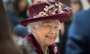 صورة أرشيفية لملكة بريطانيا اليزابيث- (رويترز)