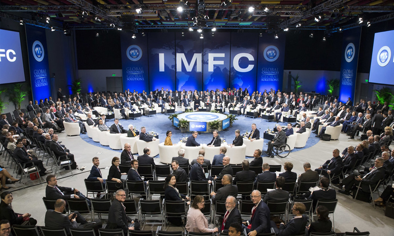 محافظو البنك ووزراء المالية يطرحون صورة قبل بدء اجتماع "IMFC" خلال الاجتماعات السنوية لصندوق النقد الدولي والبنك الدولي في البيرو- 15 من تشري الثاني 2015 (IMFC/FLICKER)