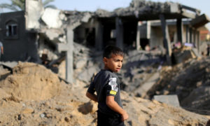 طفل فلسطيني يقف بين بيوت مهدمة إثر قصف إسرائيلي على قطاع غزة - 14 تشرين الثاني 2019 (رويترز)