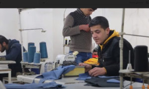 شاب في أحد معامل الخياطة في بلدة صوران بريف حلب - 6 نيسان 2020 (عنب بلدي)
