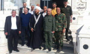 بدر الدين حسون في مع عدد من القيادات العسكرية والأمنية خلال زيارته إلى مدينة الرستن - 19 نيسان 2020 (إذاعة الرستن/ فيس بوك)