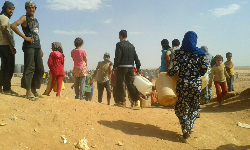 نازحوم سوريون في البادية السورية بالقرب من الحدود السورية الأردنية (AP)