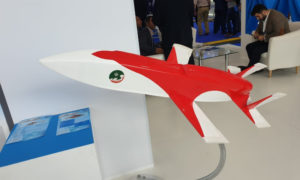 تصميم طائرة مبين الإيرانية خلال عرضه في معرض ماكس الروسي (وكالة الأنباء الإيرانية)