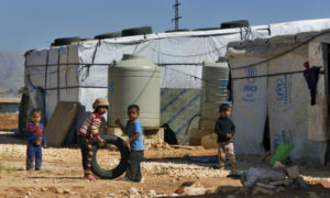 أطفال سوريون لاجئون يلعبون بجوار خيامهم - 20 كانون الثاني 2017 (AP)