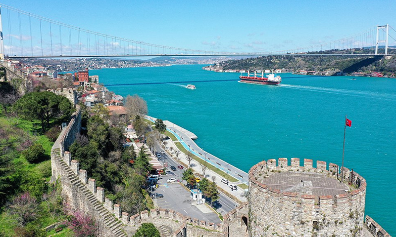 قناة "البوسفور" في إسطنبول التركية عندما تحول لون مياهها للأزرق الفاتح- 10 من نيسان (TRT/Twitter)