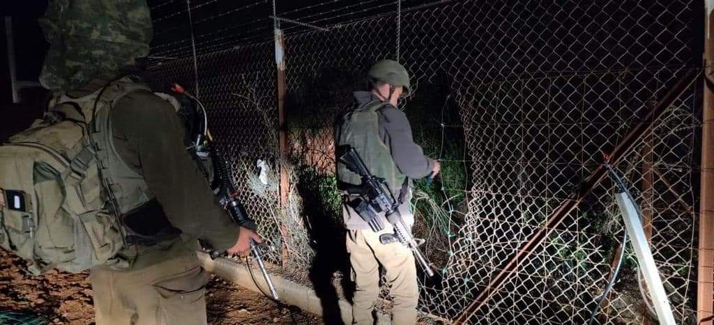 الجيش الإسرائيلي وهو يصلح السياج الحدودي مع اللبنان- 18 من نيسان (المنار)