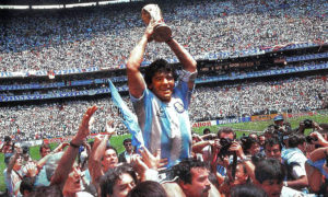 مارادونا يرفع كأس العالم 1986 (ويكيبيديا)