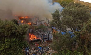 حرائق مخيم vathy في جزيرة ساموس اليونانية (samos24)