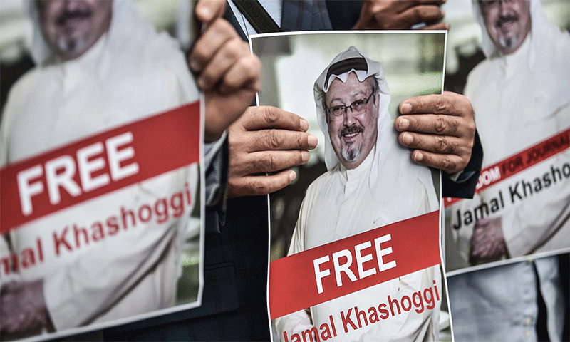 صورة الصحفي السعودي جمال خاشقجي أثناء تضامن الصحفيين مع قضيته في تشرين الأول 2018