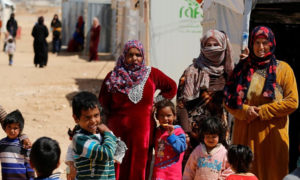 لاجئات سوريات في مخيم المفرق الأردني على الحدود السورية (رويترز)