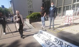 المحامي والناشط الحقوقي السوري أنور البني من أمام محكمة "كولييز العليا" في ألمانيا خلال جلسات محاكمة أنور رسلان وإياد الغريب في أيار 2020 - (ذا ليفينت نيوز)