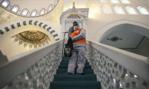 تعقيم مسجد في إسطنبول 14 آذار 2020 ضمن إجراءات الوقاية من 