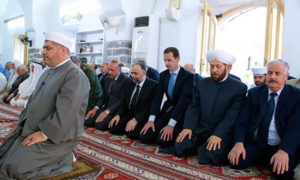 رئيس النظام السوري بشار الأسد يؤدي صلاة عيد الفطر في جامع النوري بحماه (سانا)