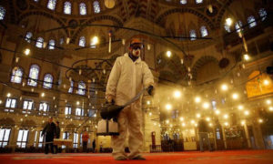 تعقيم مسجد الفاتح في اسطنبول 14 آذار، 2020 (رويترز)