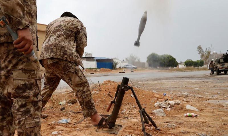 القتال مستمر في ليبيا بين قوات حفتر وقوات حكومة الوفاق (رويترز)