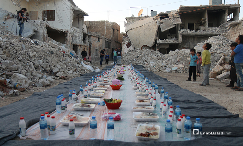 المائدة بعد اكتمالها وسط الركام والدمار من أجل الإفطار الجماعي لأهالي مدينة الأتارب- 8 من أيار (عنب بلدي)