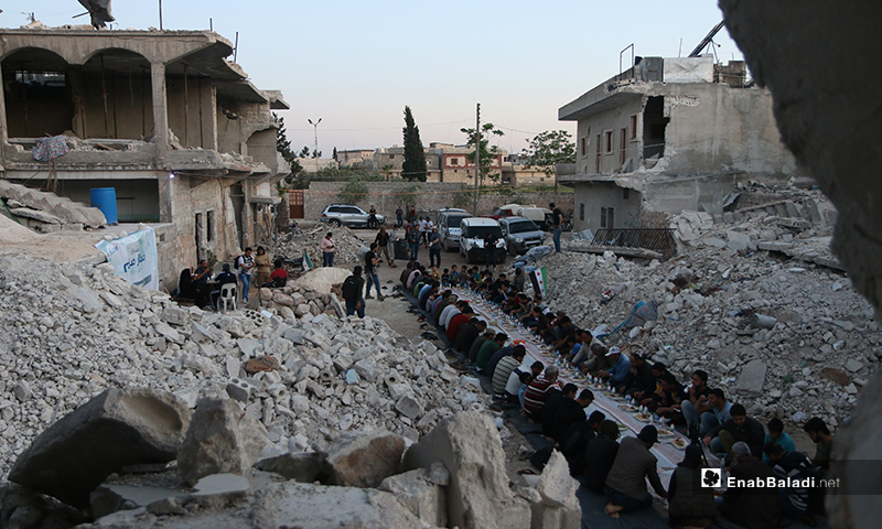 أهالي مدينة الأتارب بريف حلب وهم على مائدة الإفطار الجماعية بين الركام- 8 من أيار (عنب بلدي)