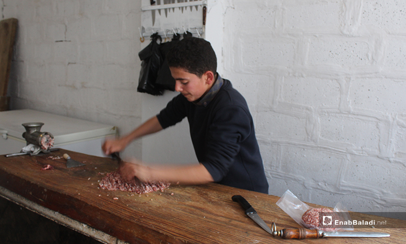 طفل يعمل في محل للحوم في بلدة سرمين بريف إدلب الشرقي- 8 من أيار (عنب بلدي)