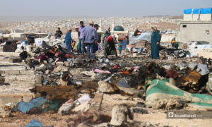 نازحو مخيم دير حسان يبحثون عن أمتعتهم التي لم تتضر، بعد الحريق الذي أصاب خيمهم- 17 من أيار (يوسف غريبي/عنب بلدي).