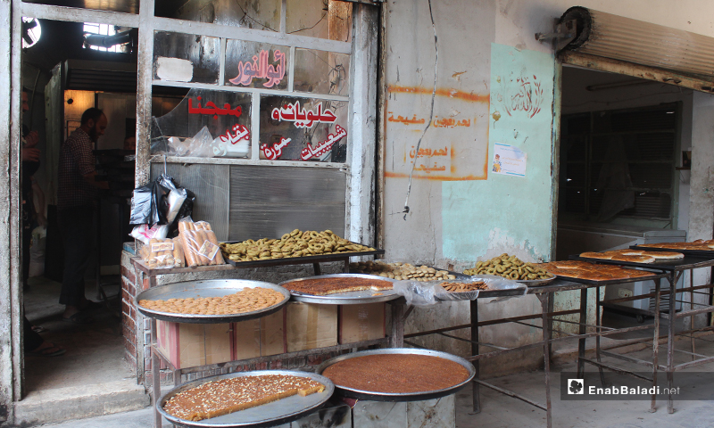 محل لبيع الحلويات في بلدة سرمين بريف إدلب الشرقي- 8 من أيار (عنب بلدي)