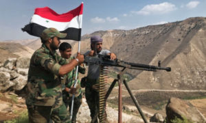 عناصر تابعين لقوات النظام السوري على أحد تلال مدينة درعا جنوب المدينة - 2 شباط 2020 (AFP)