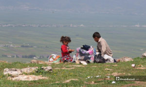 أطفال نازحون في جبل شحشحبو بمنطقة سهل الغاب (عنب بلدي)
