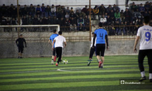لاعبان يحاولان السيطرة على الكرة في المباراة النهائية لدوري نجوم الشمال بين فريقي دير حسان وعقربات في قاح بإدلب - 3 أيار 2020 (عنب بلدي)