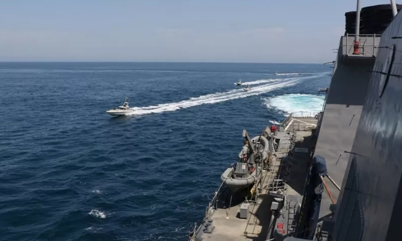 تظهر هذه الصورة التقطت من سفينة تابعة إلى البحرية الأمريكية قيام سفن سلاح البحرية التابع للحرس الثوري الإسلامي الإيراني (IRGCN)، بأعمال غير آمنة وغير مهنية ضد السفن العسكرية الأمريكية- 15 من أيار الحالي(AFP /US NAVY)