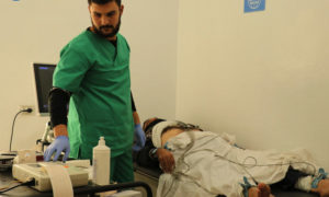 طبيب يجري تخطيط قلب لمريض في أحد مشافي إدلب - 8 كانون الثاني 2020 (مديرية صحة إدلب)
