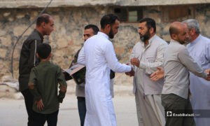 معايدة الأهالي أمام المسجد في بلدة دابق بعد أداء صلاة عيد الفطر - 24 أيار 2020 (عنب بلدي/ عبد السلام مجعان)