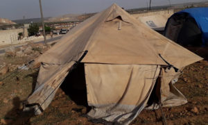 خيمة مدمرة جراء العاصفة الهوائية التي ضربت شمال غربي سوريا- 22 من أيار (منسقو الاستجابة/فيس بوك)