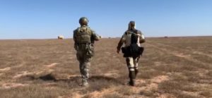 مقاتلون من ميليشيا "لواء القدس" تفكك ألغامًا زرعها تنظيم "الدولة" في البادية السورية- 30 من أيار 2020 ( أوليغ بلوخين)
