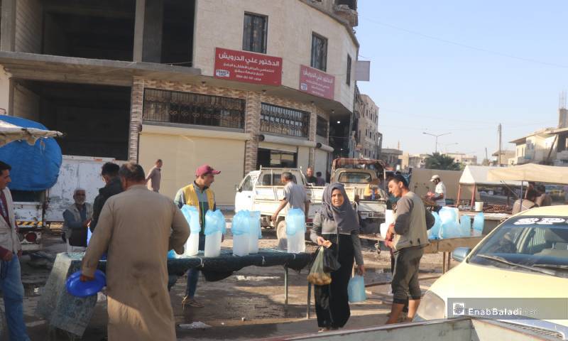 عربات بيع الخضروات والثلج منتشرة في شوارع مدينة الرقة 12  من أيار 2020 (عنب بلدي)