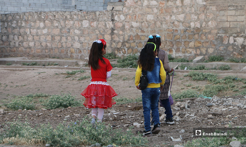 فتيات يرتدين ثياب العيد مع ساعات عيد الفطر الأولى في بلدة دابق شمال حلب - 24 أيار 2020 (عنب بلدي/ عبد السلام مجعان)